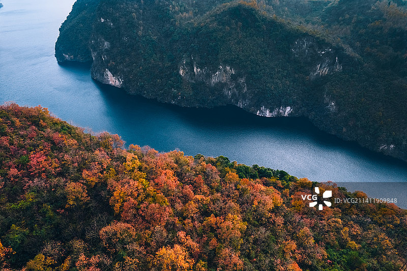 白龙湖秋色 层林尽染 湖光山色为一体图片素材