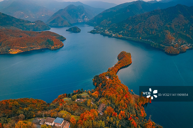 白龙湖秋色 层林尽染 湖光山色为一体图片素材