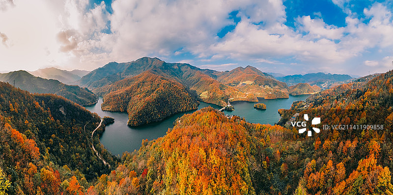 白龙湖秋色 层林尽染 湖光山色为一体图片素材