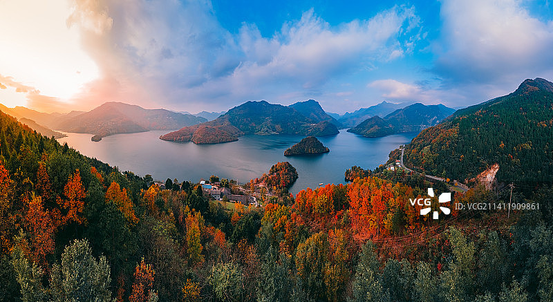 白龙湖秋色 层林尽染 湖光山色为一体图片素材