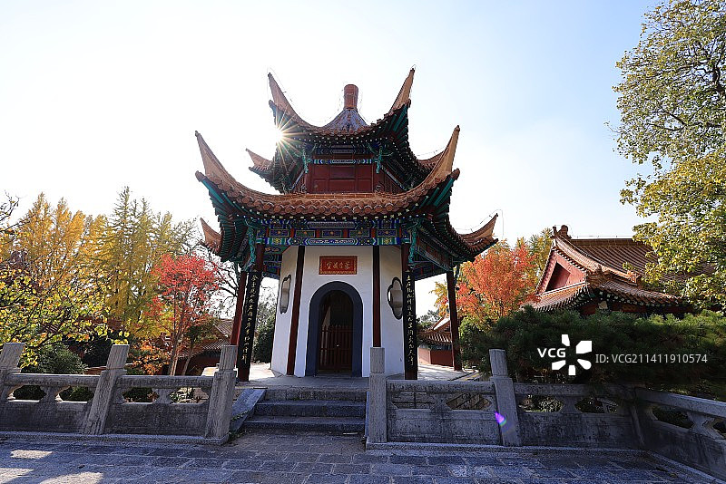 【戏马台】项羽灭秦，自立为西楚霸王，定都彭城，于城南里许的南山上，构筑崇台，以观戏马，故名戏马台。图片素材