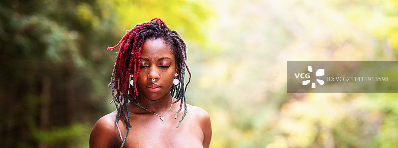 森林里的女人图片素材