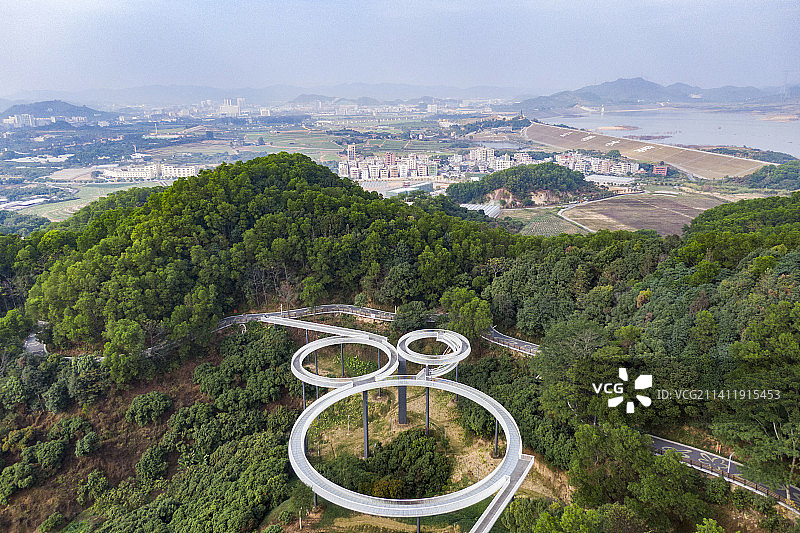 航拍深圳光明大顶岭山林公园玻璃栈道与浮桥图片素材