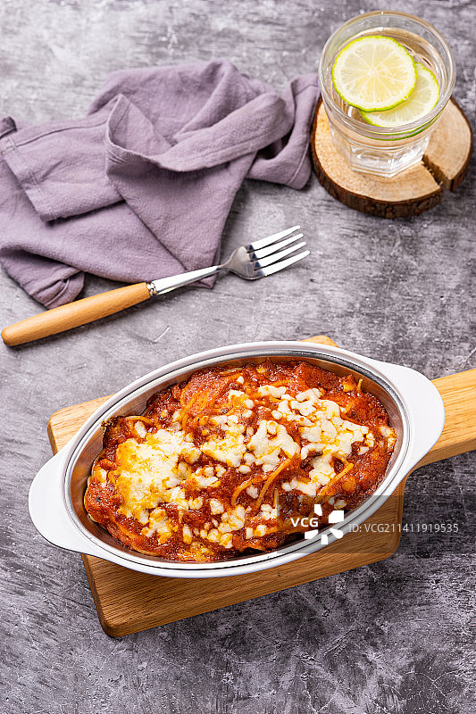 西餐简餐番茄芝士焗意粉图片素材