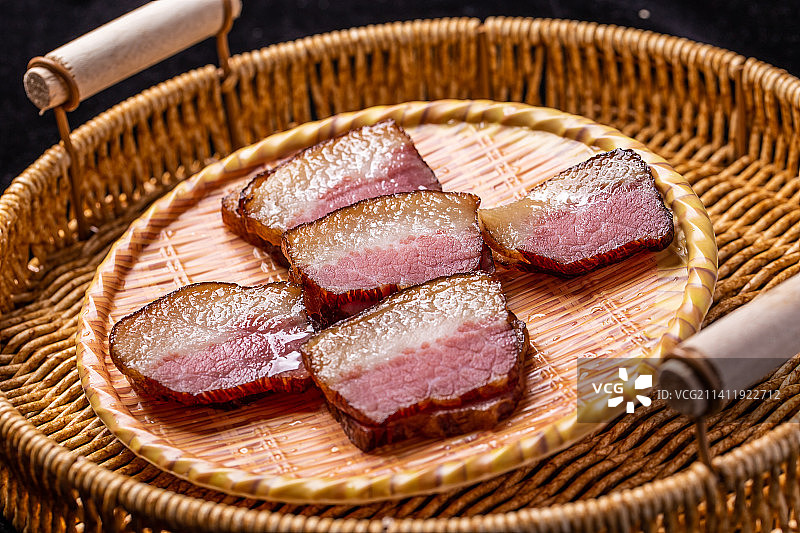 黄色碟子里的五花肉腊肉图片素材