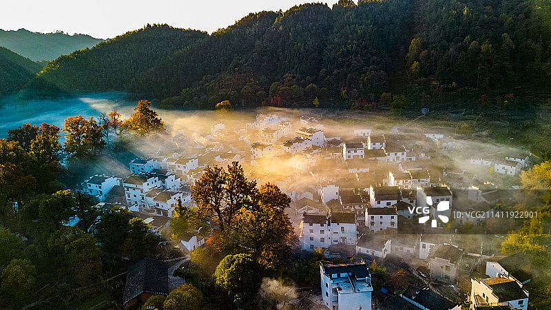秋天晨雾下村落图片素材