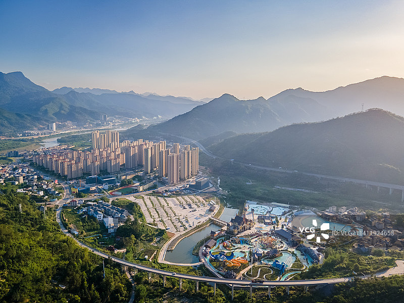 航拍视角下的永泰葛岭镇和欧乐堡海洋世界图片素材