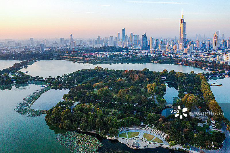 晨光中航拍玄武湖远眺南京城图片素材