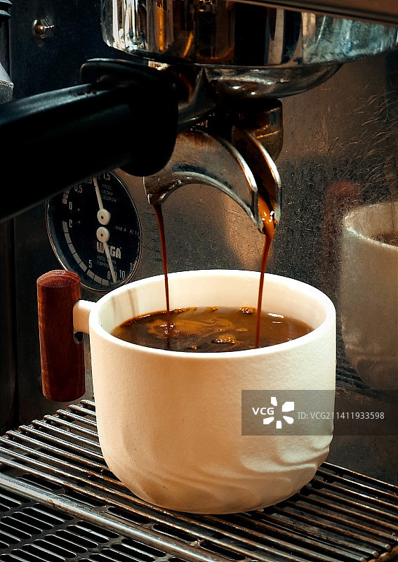 咖啡萃取的特写镜头图片素材
