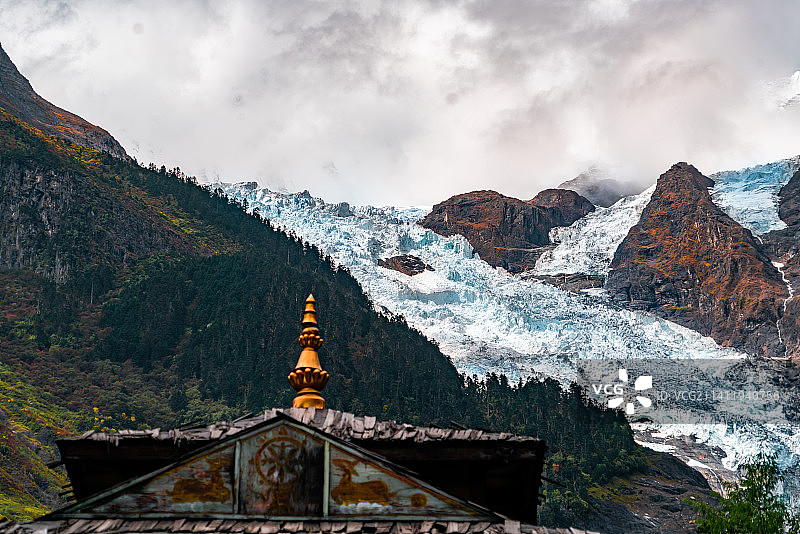 秋季云南迪庆德钦梅里雪山明永冰川与森林图片素材