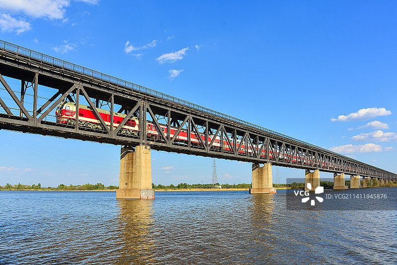 哈尔滨-抚远K7065次行驶在原滨北线哈尔滨东江桥图片素材