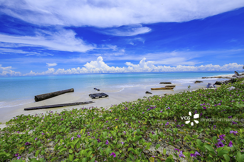 马来西亚亚庇环滩岛白色沙滩和大海白云图片素材