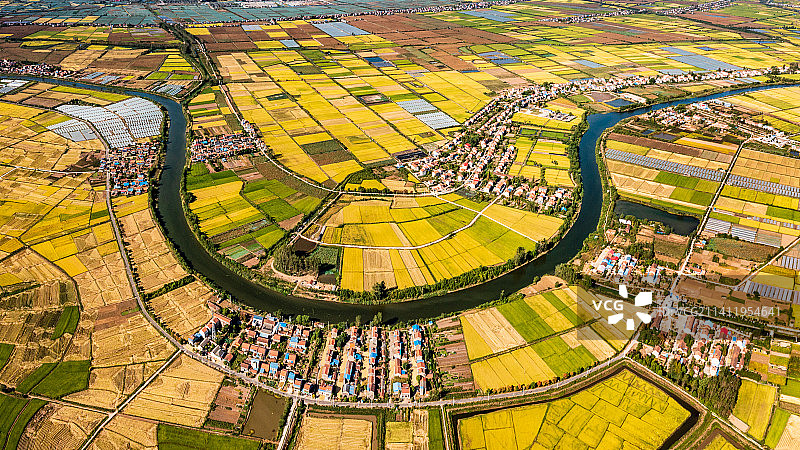 武汉市江夏区法泗田园秋收-大地笑脸图片素材