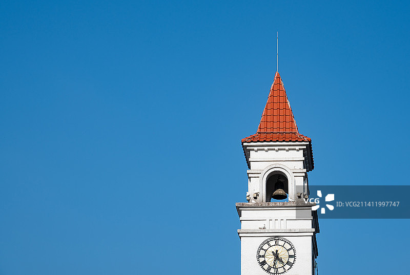 蓝天下的白色钟楼图片素材