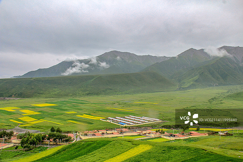 青海省海南藏族自治州贵德县田园风光图片素材