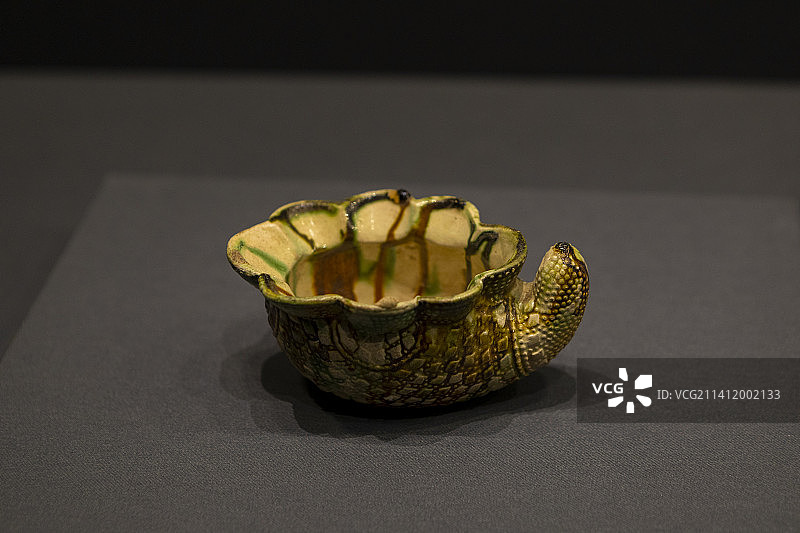 河南省郑州大象陶瓷博物馆馆藏唐代文物三彩穿山甲杯图片素材