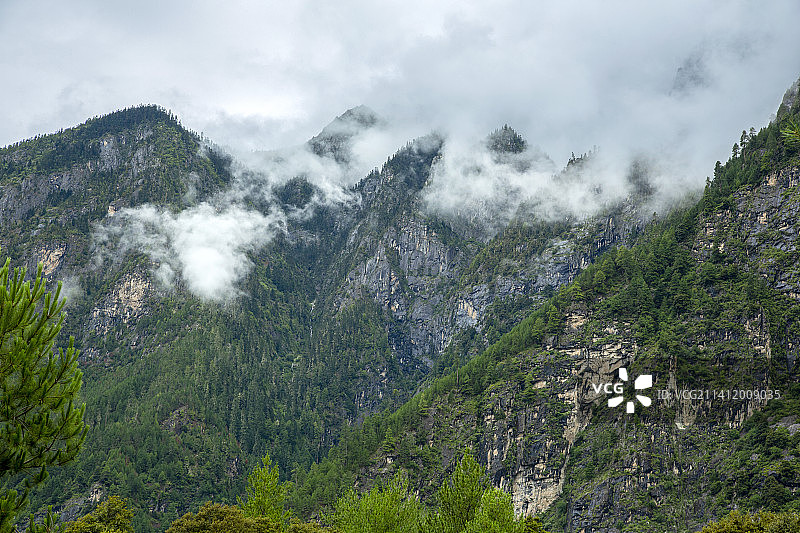 扎墨公路波密扎木镇到墨脱24K嘎隆寺 嘎隆拉雪山风光图片素材