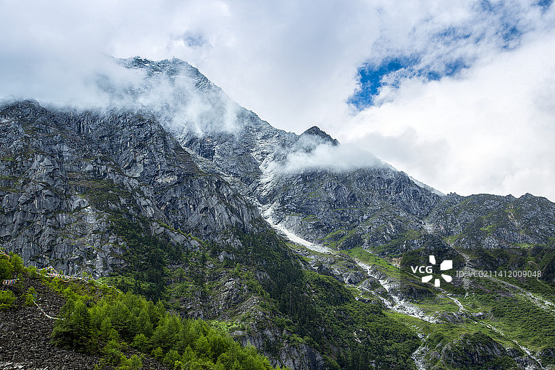 扎墨公路波密扎木镇到墨脱24K嘎隆寺 嘎隆拉雪山风光图片素材
