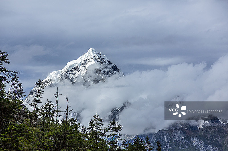 扎墨公路波密扎木镇到墨脱24K嘎隆寺 嘎隆拉雪山风光图片素材
