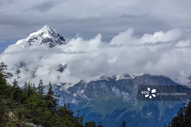 扎墨公路波密扎木镇到墨脱24K嘎隆寺 嘎隆拉雪山风光图片素材