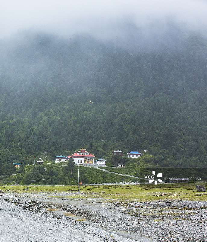 扎墨公路波密扎木镇到墨脱24K嘎隆寺 嘎隆拉雪山风光图片素材