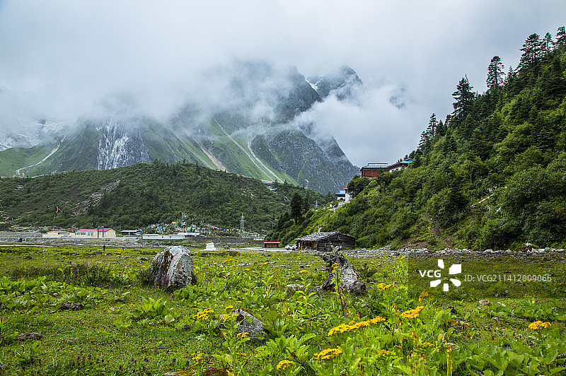 扎墨公路波密扎木镇到墨脱24K嘎隆寺 嘎隆拉雪山风光图片素材