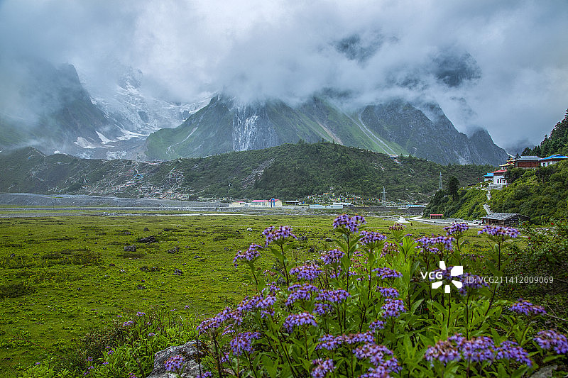 扎墨公路波密扎木镇到墨脱24K嘎隆寺 嘎隆拉雪山风光图片素材