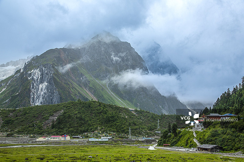 扎墨公路波密扎木镇到墨脱24K嘎隆寺 嘎隆拉雪山风光图片素材