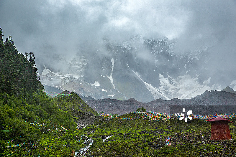 扎墨公路波密扎木镇到墨脱24K嘎隆寺 嘎隆拉雪山风光图片素材