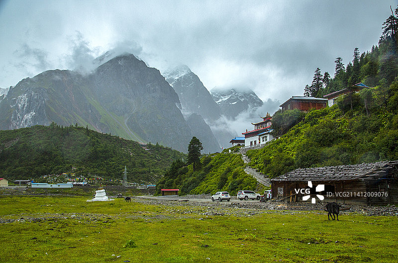 扎墨公路波密扎木镇到墨脱24K嘎隆寺 嘎隆拉雪山风光图片素材