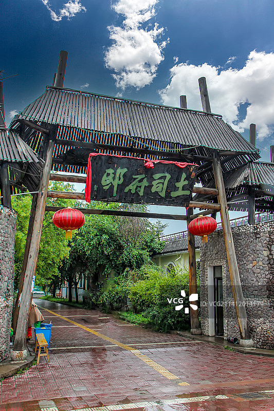 青海省海东市互助土族自治县西部土族民俗文化村：土司府邸大门图片素材