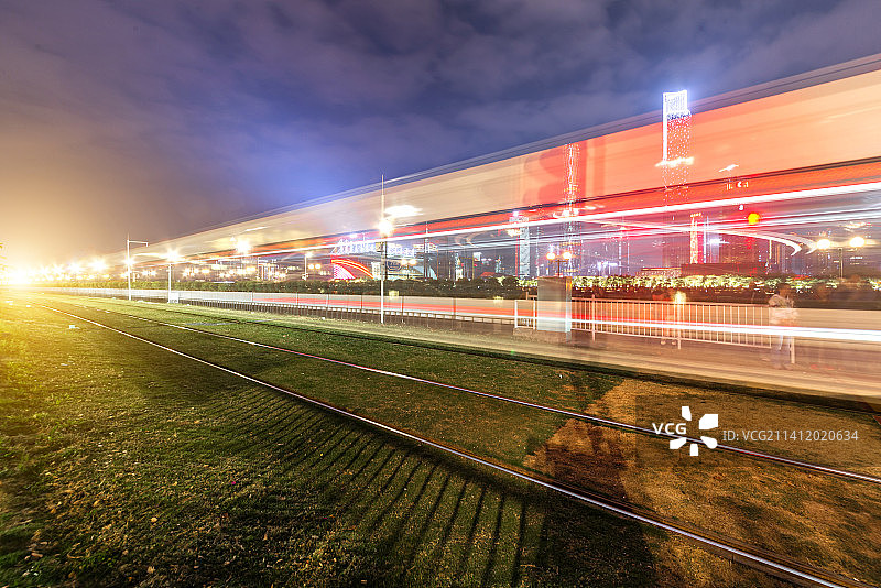 光轨和广州城市天际线图片素材