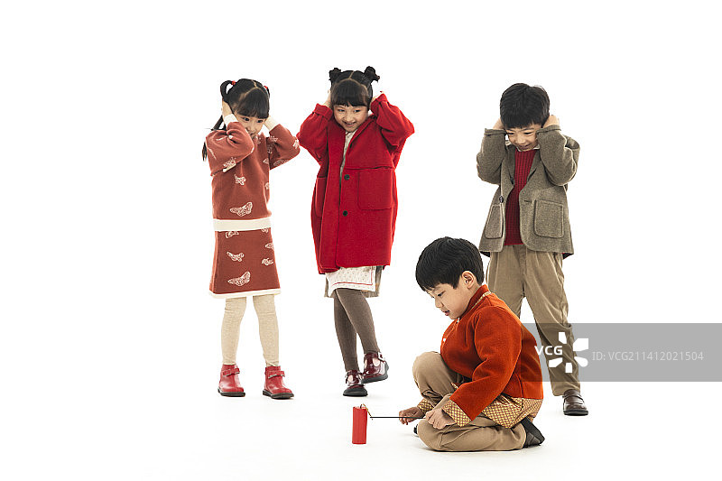 儿童庆祝春节系列：小男孩和小女孩们一起放爆竹庆祝春节图片素材