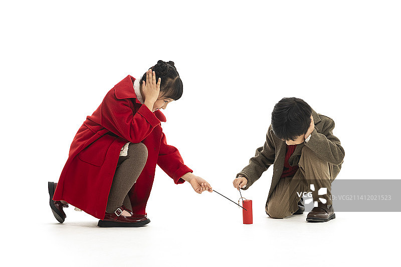 儿童庆祝春节系列：小男孩和小女孩一起放爆竹庆祝春节图片素材