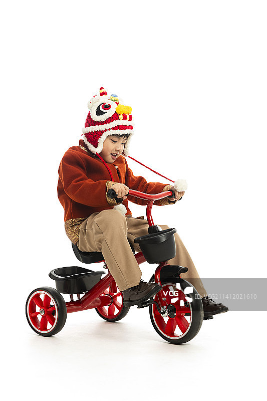 儿童庆祝春节系列：小男孩骑着小三轮车玩耍图片素材