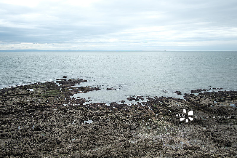 南威尔士高尔半岛芒布尔斯附近的布里斯托尔海峡岩石海岸线图片素材