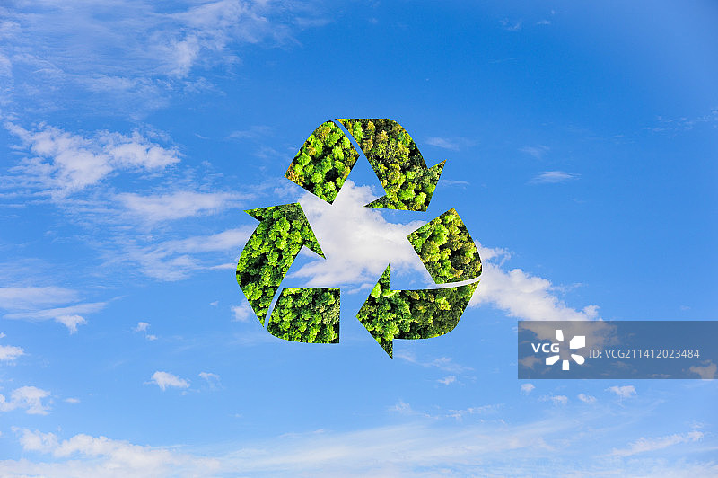 蓝天白云下的回收标志风力图片素材