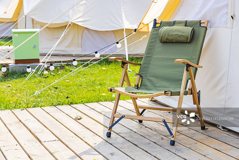 草地上的露营基地设施图片素材