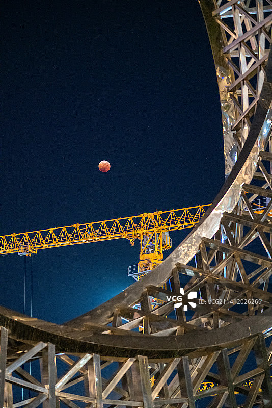 上海滴水湖地标与月全食图片素材