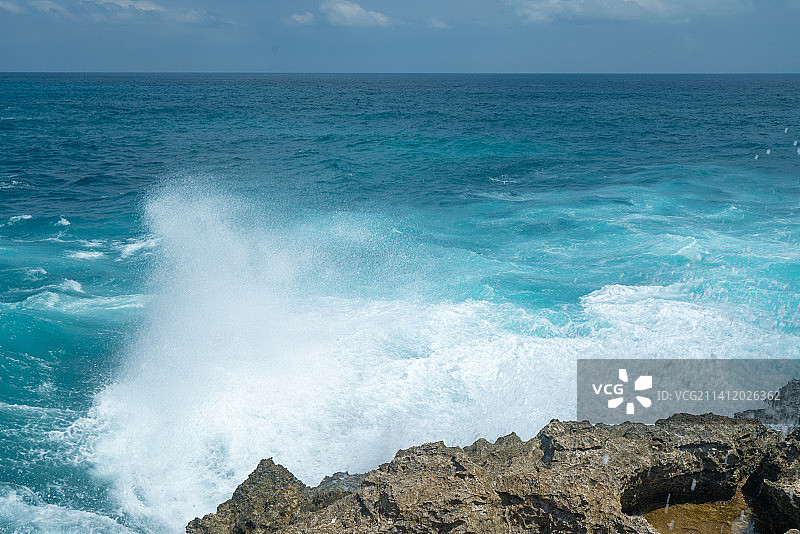 印尼蓝梦岛网红景点“恶魔的眼泪”玻璃海的惊涛骇浪美景（Lembongan）图片素材