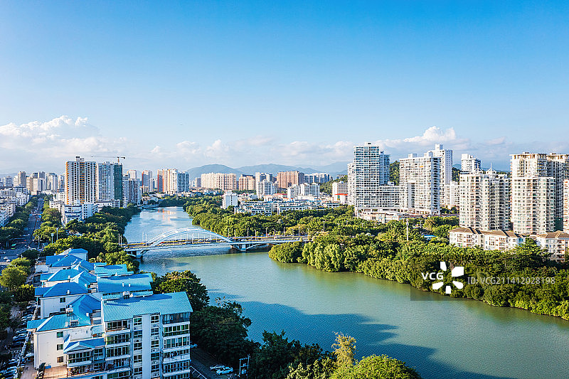 海南省三亚市吉阳区迎宾路中央商务区和月川桥头公园图片素材