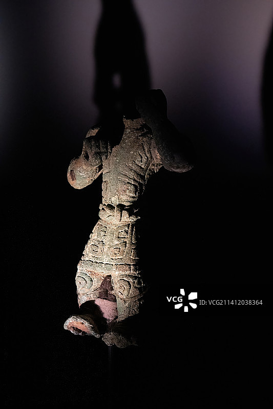 四川广汉三星堆遗址博物馆藏祭祀人像图片素材