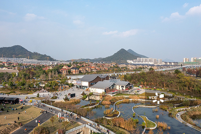 航拍杭州临安青山湖码头鸟瞰图图片素材