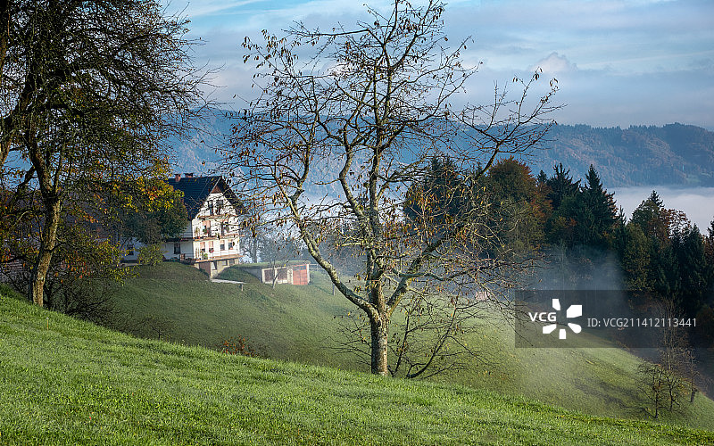 【云雾绕山庄】图片素材