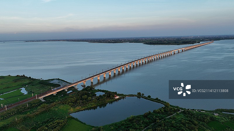 一列火车开上长湖大桥图片素材