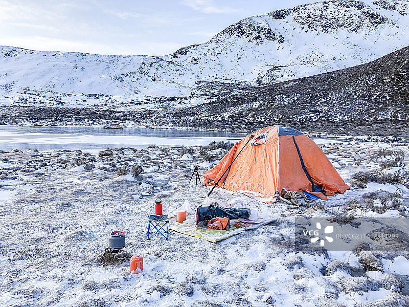 贡嘎雪山冬季户外的帐篷图片素材
