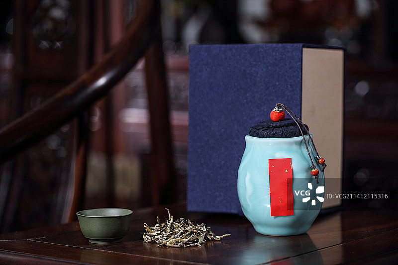 古典的小罐茶叶礼盒和茶叶图片素材