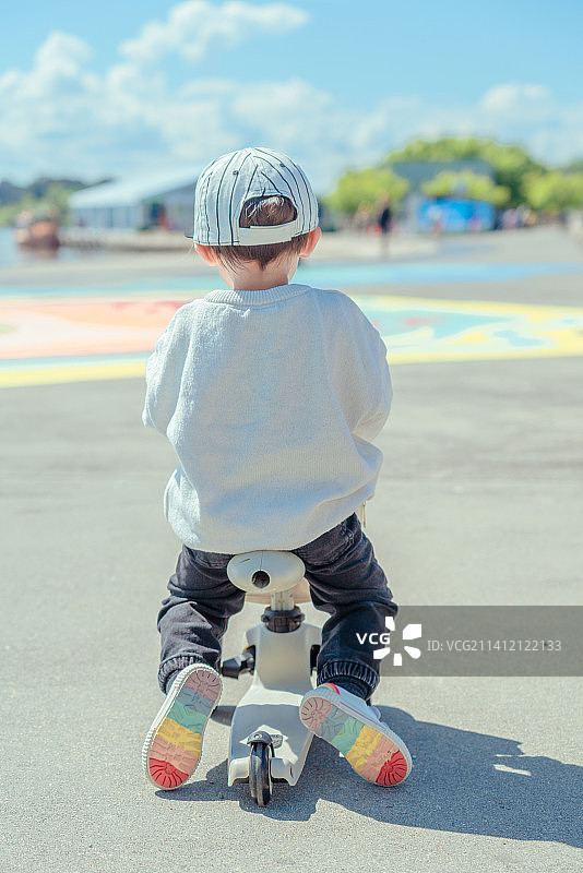 湖畔彩虹广场的平衡车男孩图片素材