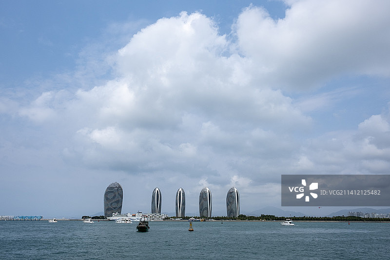 蓝天白云下的游艇图片素材