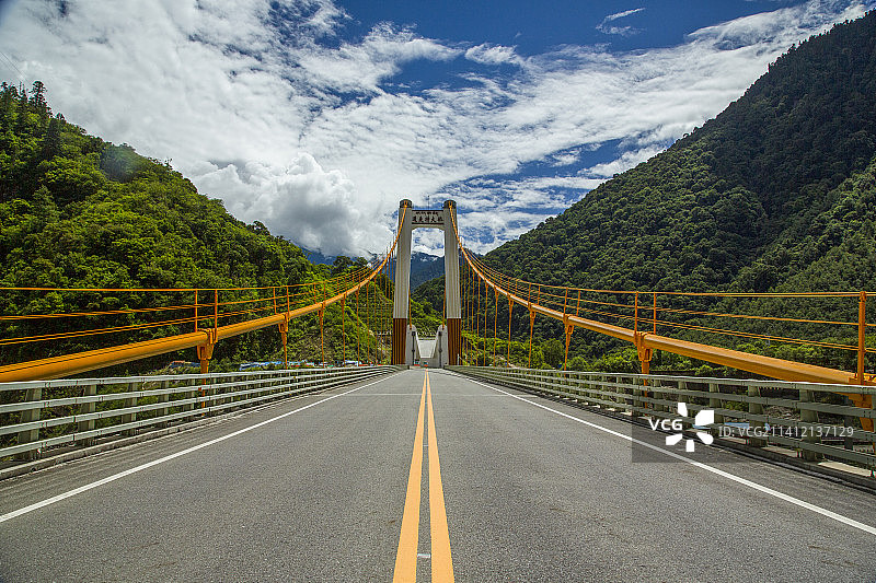 川藏公路南线318 通麦特大桥图片素材
